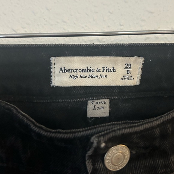 Abercrombie & Fitch Curve Love High Rise Mom Jeans in Black Rip Knee 29/8 Long - Picture 4 of 7